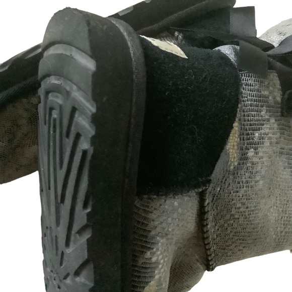 UGG women’s boots size 6 mini Bailey bow snake print sheepskin casual boots - Picture 8 of 12